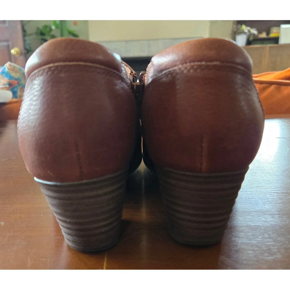 Clarks Collection Chic Brown Leather Ankle Booties Block Heel Side Zip Women 7.5